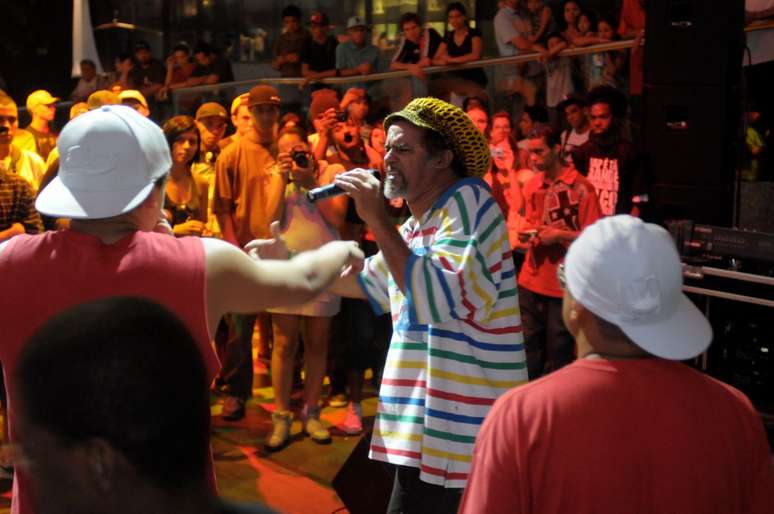 Nelsão rimando com jovens no evento Rap de Repente, no Sesc Pinheiros, em 2011. Ele também se arrisca nas rimas.