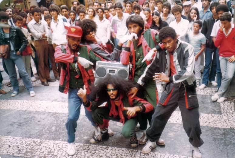 Nelsão e seu grupo começam a abrir rodas de dança na região do Teatro Municipal e dos calçadões da República.