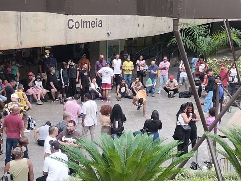 O pátio da estação do metrô São Bento parece ter sido feito para rodas de dança, mas não foi, e precisou ser conquistado.