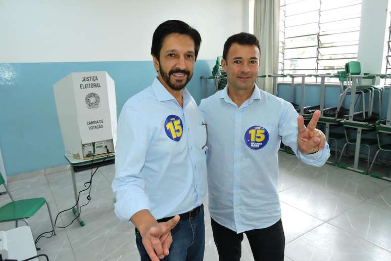 O candidato a vice-prefeito, coronel Mello Araújo (PL), vota acompanhado da esposa e do prefeito e candidato à reeleição, Ricardo Nunes (MDB), na Escola Estadual Profa. Benedita Ribas F. Silveira, no Parque São Jorge, zona leste da cidade, neste domingo, 27. 