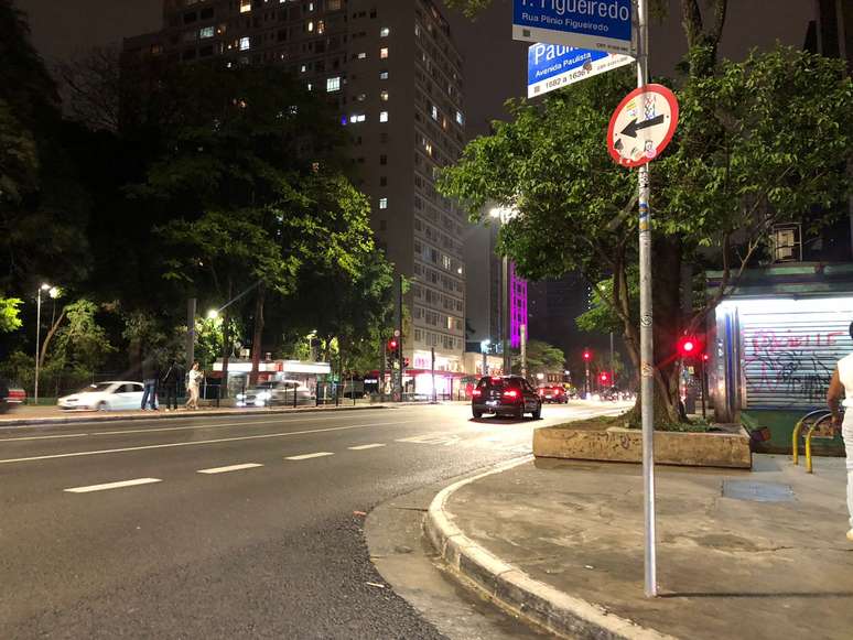 Movimentação na Avenida Paulista na noite deste domingo, 27.