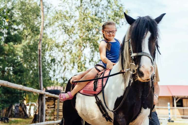 A equoterapia ajuda a melhorar o equilíbrio, a postura e a coordenação dos movimentos 