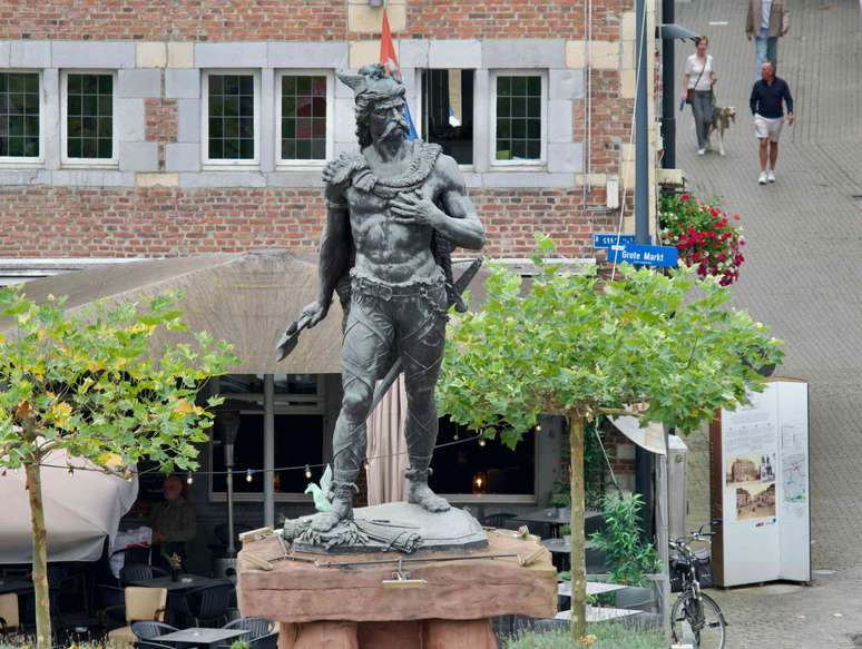 Estátua de gaulês numa rua na Bélgica.