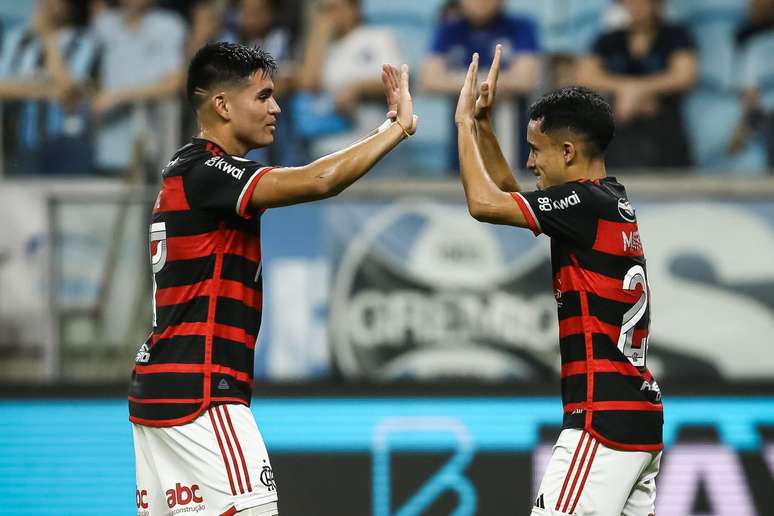 Matheus Gonçalves e Alcaraz na derrota para o Grêmio. Pedro H. Tesch/Getty Images