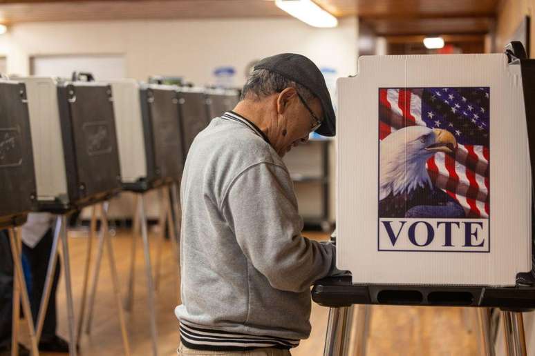 Eleitor deposita voto em um local de votação antecipada na Carolina do Norte