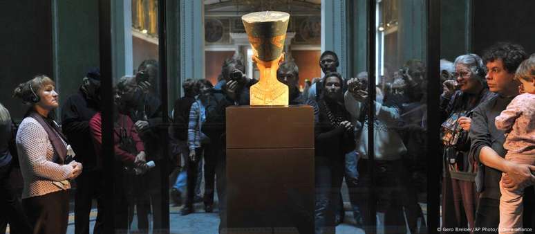 Busto da rainha egípcia atrai multidões ao Neues Museum de Berlim