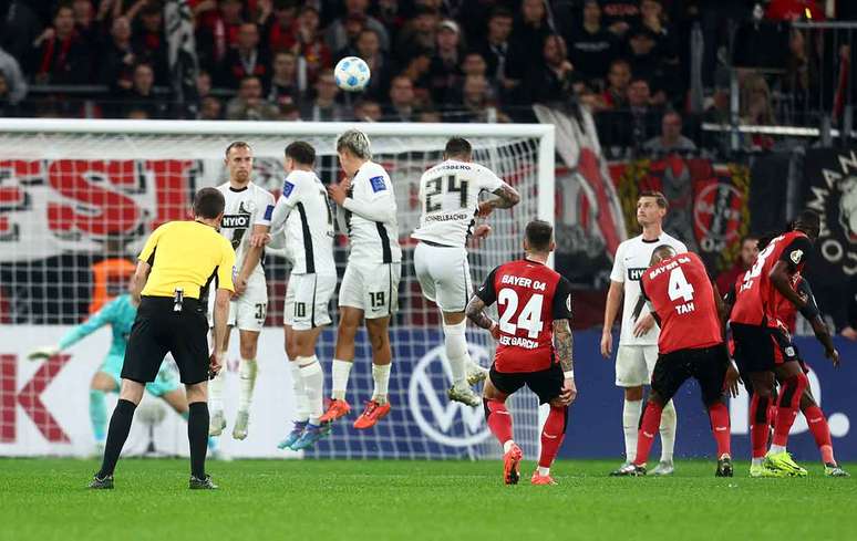 Aleix Garcia cobra falta com perfeição para fazer o terceiro do Bayer Leverkusen – Leon Kuegeler/Getty Images