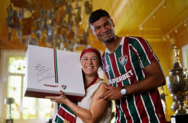 Torcedora posa nas Laranjeiras em campanha do Fluminense com patrocinadora –