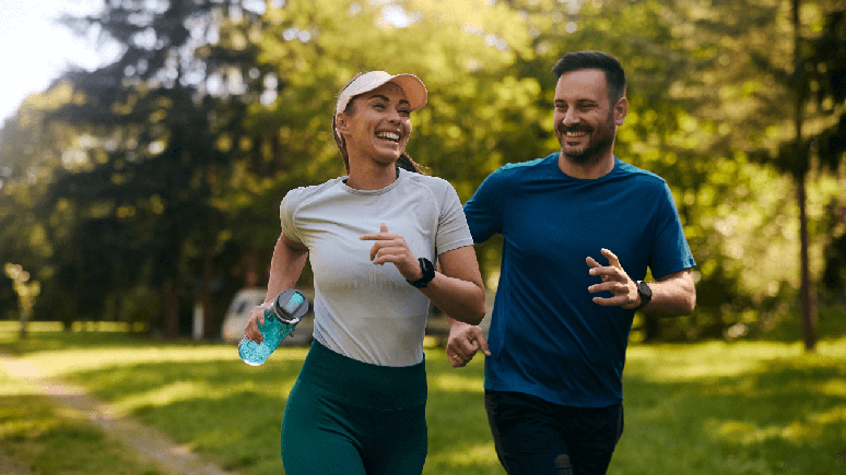 A prática da corrida ajuda no condicionamento físico e traz benefícios para a saúde mental / Foto: Shutterstock