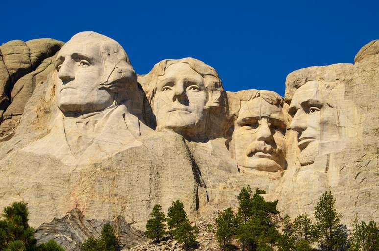 A famosa homenagem aos presidentes George Washington, Thomas Jefferson, Theodore Roosevelt e Abraham Lincoln no Monte Rushmore, no Estado de Dakota do Sul