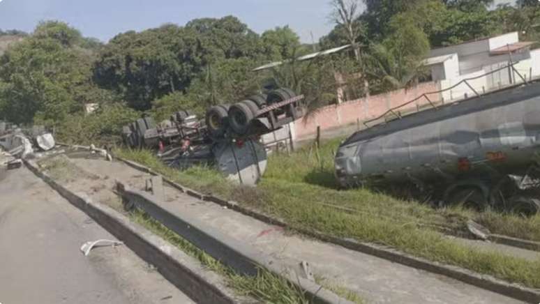 Caminhões bateram na BR-116, à beira do rio Suruí, carregando emulsão asfáltica, gasolina e diesel, que chegam à Baía de Guanabara.