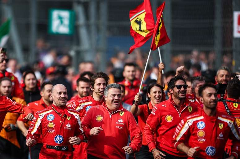 Los miembros de Ferrari luchan por el podio. Escena general en las etapas finales de la F1