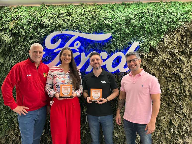 Sergio Quintanilha (Guia do Carro), Andressa Orlando (Ford), Dennis Rossini (Ford) e Marcio Fernandes (Terra): dois troféus pelo Prêmio Trend Car 2024 Terra Guia do Carro