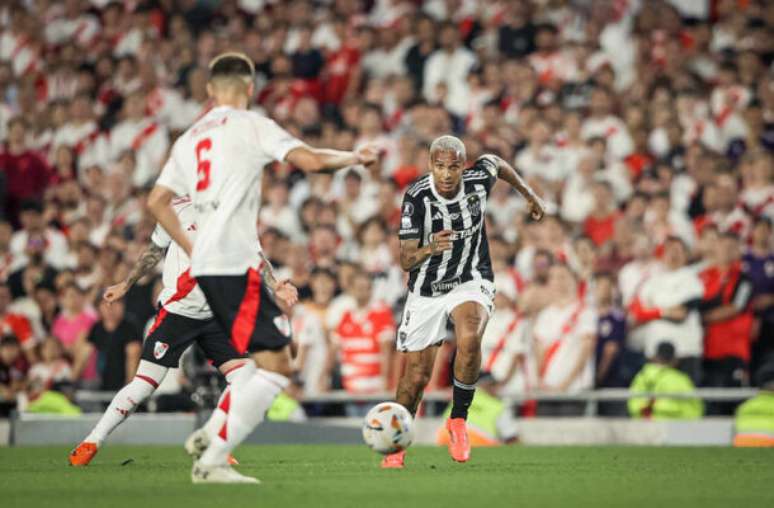 Fotos: Pedro Souza / Atlético - Legenda: Deyverson em ação no duelo entre River Plate e Atlético