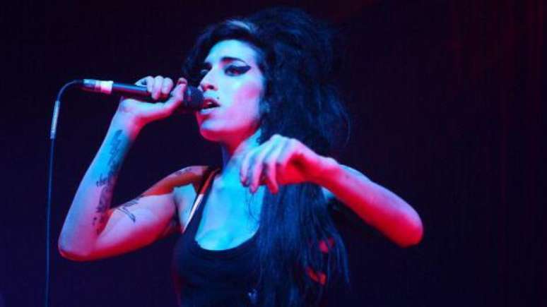 Amy Winehouse assinou seu primeiro contrato aos 19 anos e foi tratada de forma traumática pela imprensa