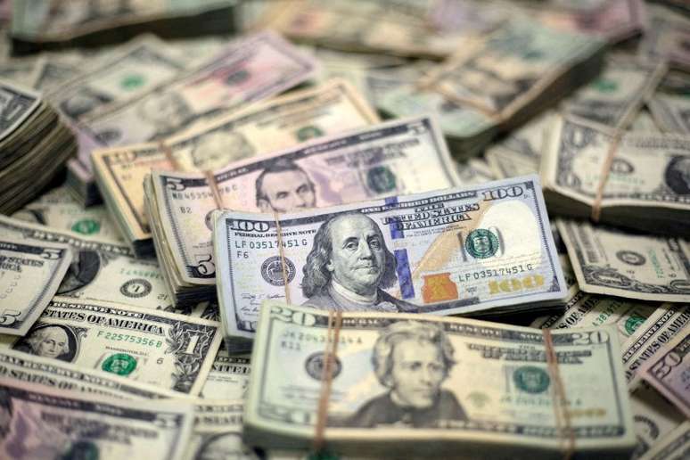 Às 17h05, na B3 o contrato de dólar futuro para novembro subia 0,03%, a 5,7635 reais na venda.