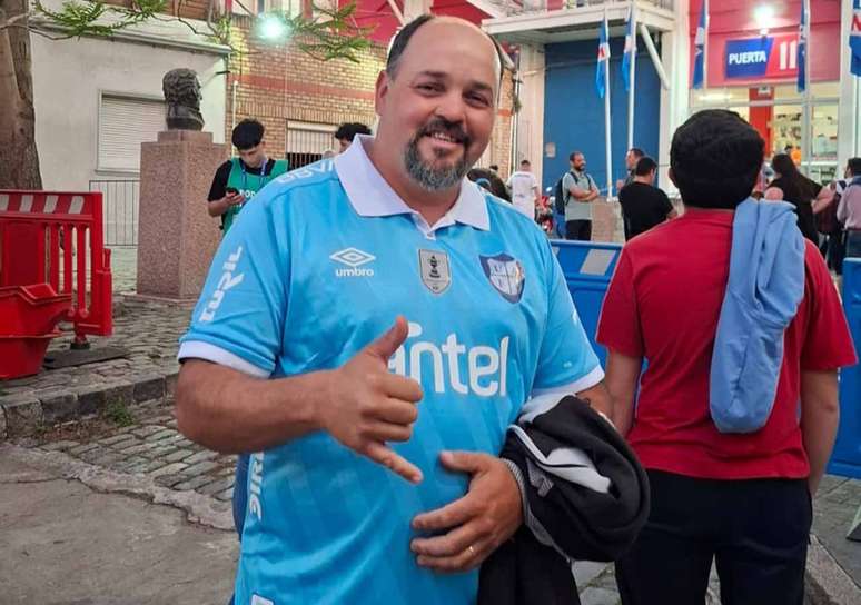 Hincha de Nacional no puede ocultar su alegría por el dominio de Claudio Botafogo.