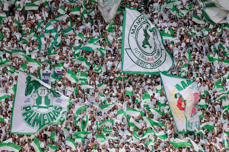 Fanáticos organizados en el estadio (Foto de Alexander Schneider/Getty Images)