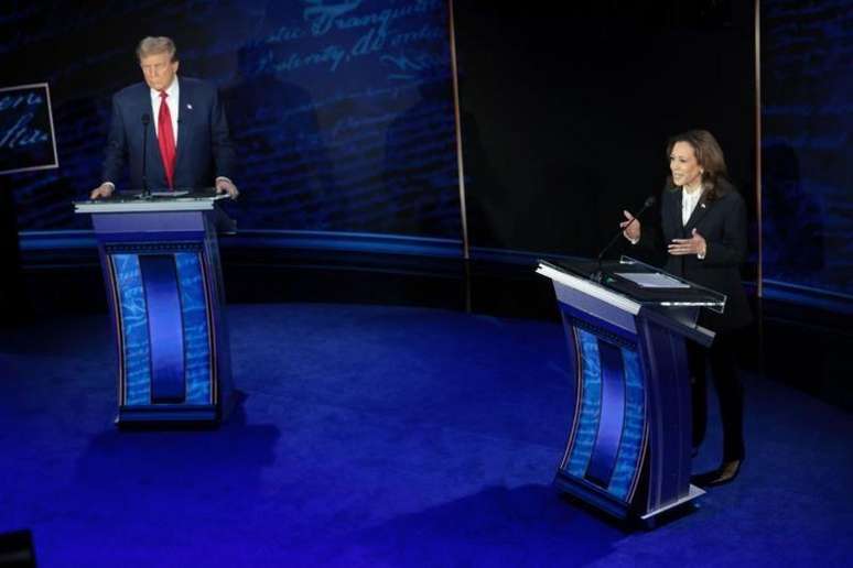 Trump e Kamala durante seu único debate televisivo, quando a estratégia da democrata ainda era a sátira ao adversário