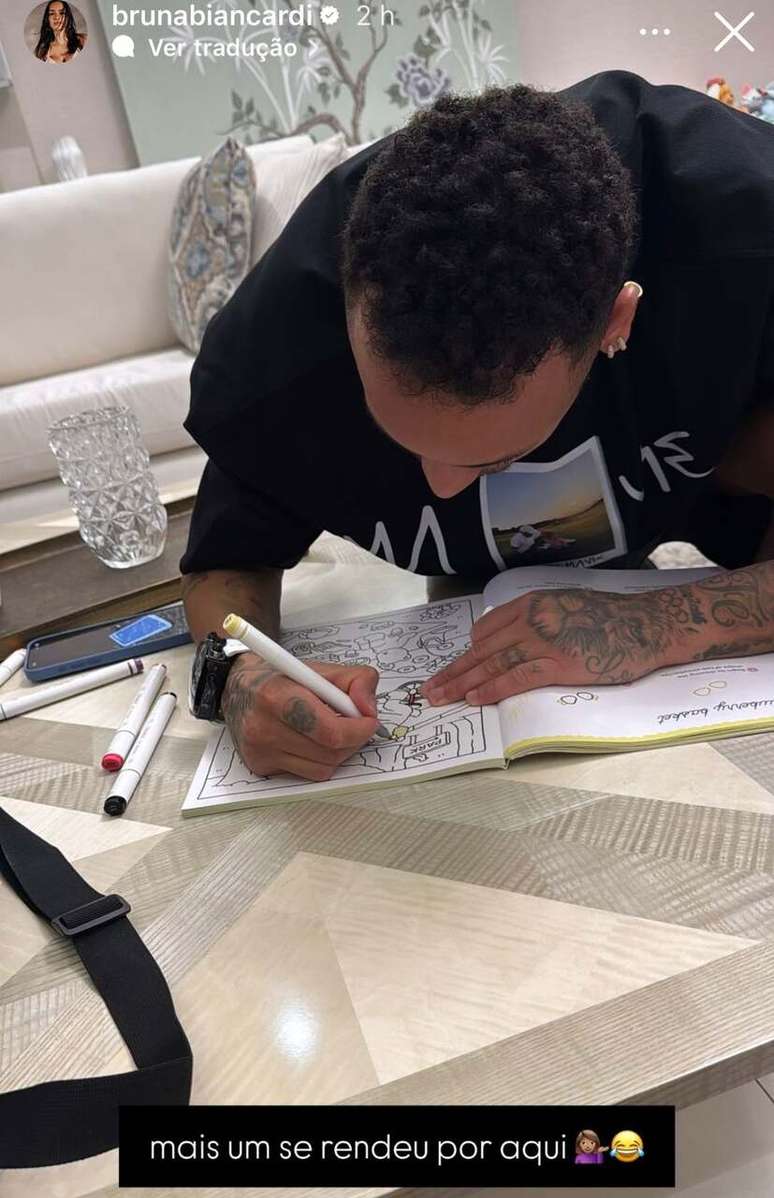 Neymar foi flagrado por Bruna Biancardi colorindo um livro de Mavie –