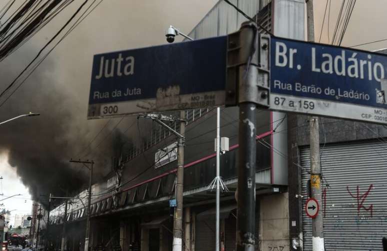 Incêndio atinge shopping de compras na Rua Barão de Ladário, na região do Brás.