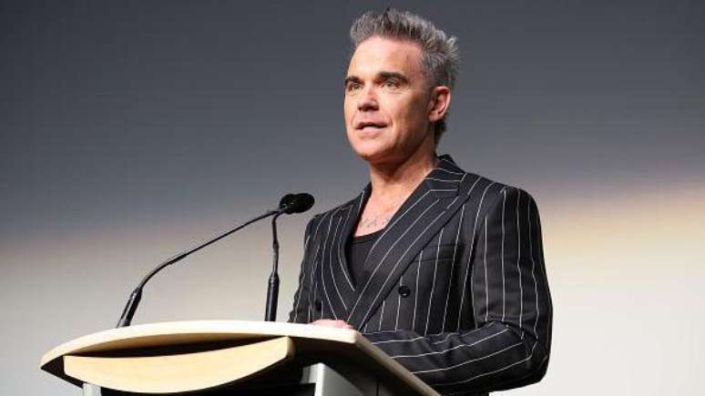 Robbie Williams ingressou na banda Take That em 1990, com 16 anos. Ele sofria ataques de pânico incapacitantes e enfrentou problemas de dependência química