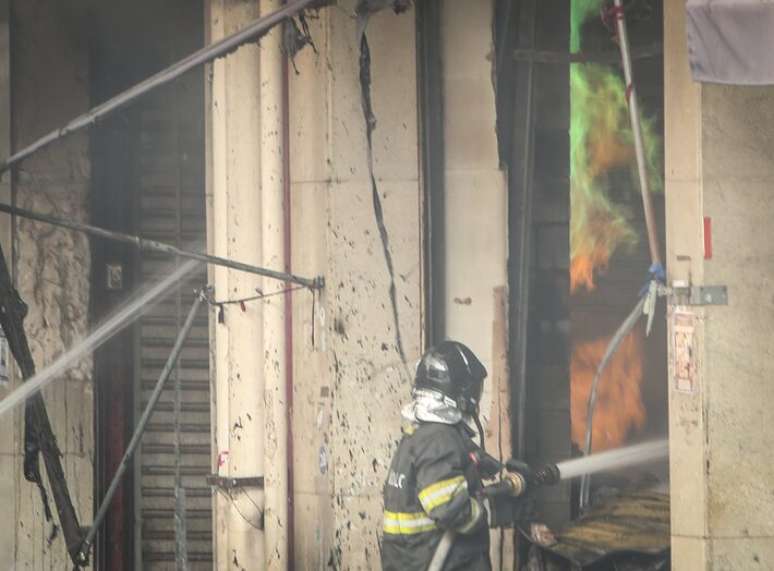 Bombeiros atuam para combater incêndio na Rua Barão de Ladário, no Brás.