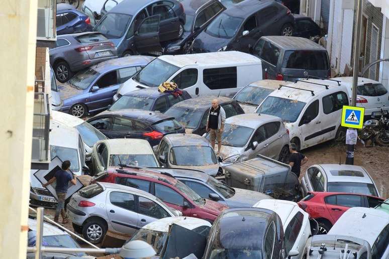 Milhares de carros foram arrastados