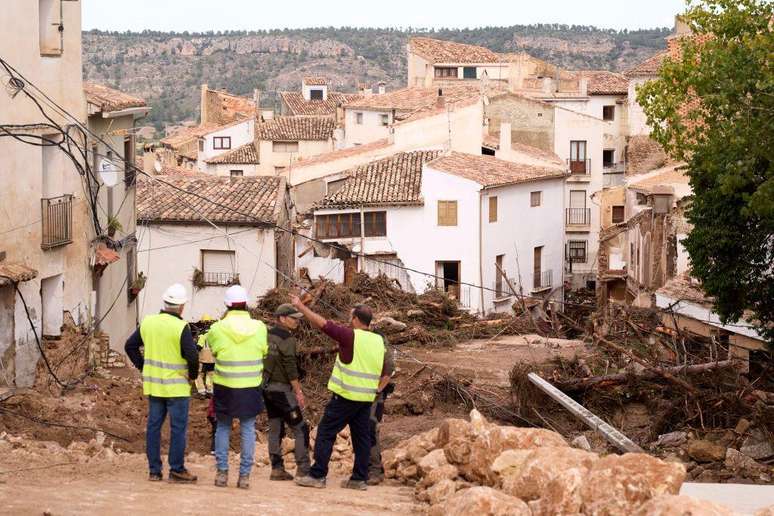 Equipes de resgate trabalham nas buscas