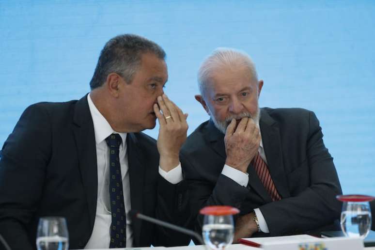 O ministro Rui Costa (E) e o presidente Lula