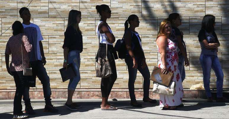 Fila de pessoas buscando emprego no Rio de Janeiro