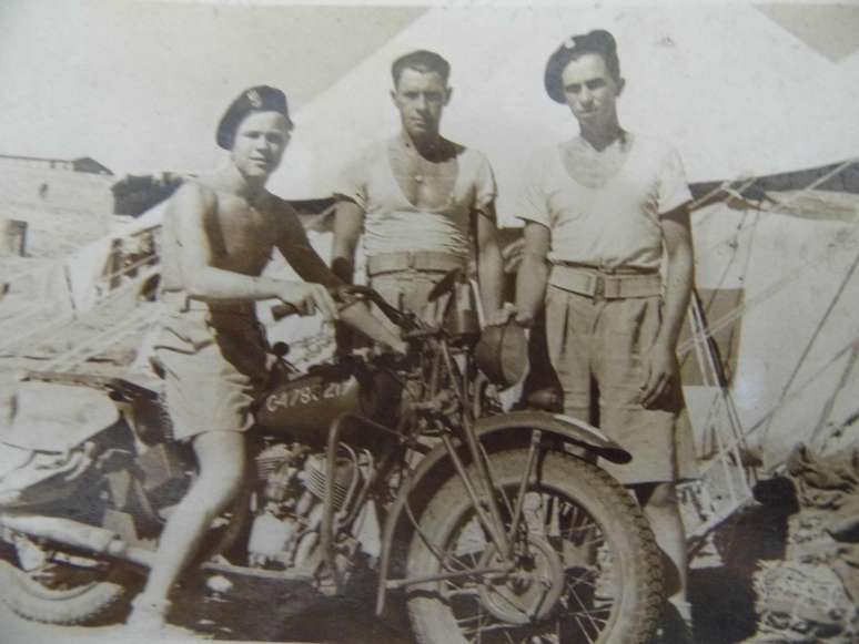 Andrzej Gasior, fotografado na motocicleta, serviu no Oriente Médio e na Europa durante a Segunda Guerra Mundial