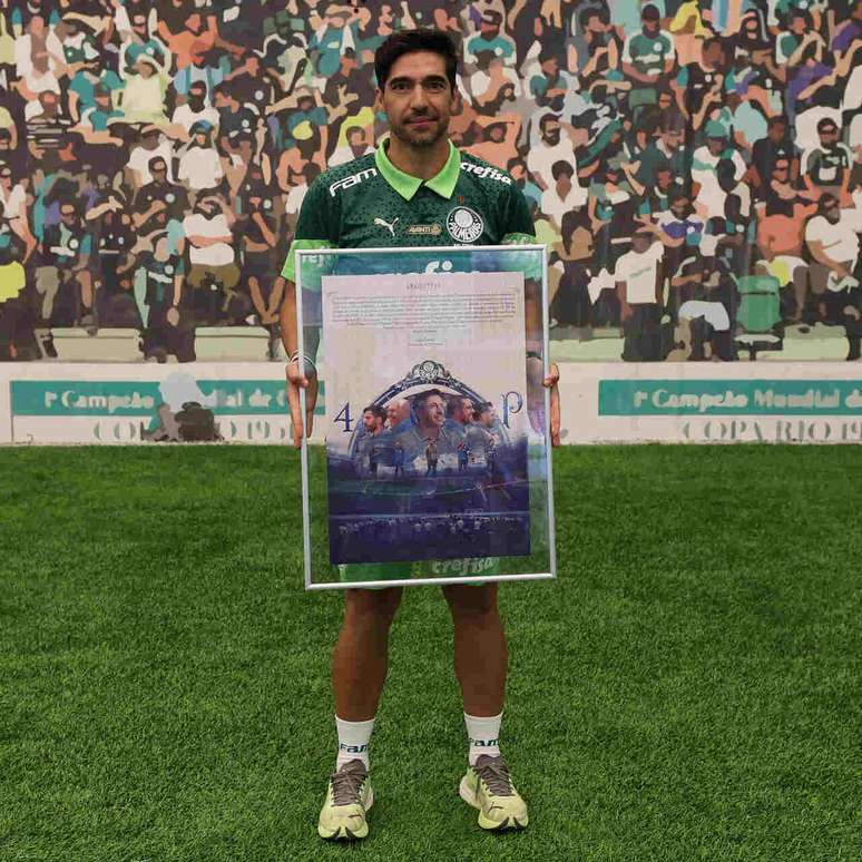 Abel recebe um quadro da diretoria do Palmeiras pelos serviços prestados –