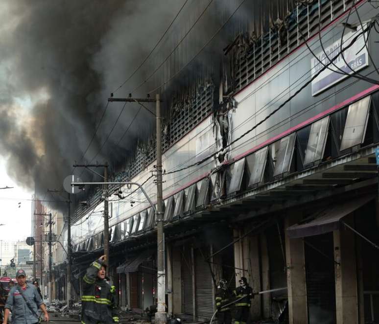 Incêndio atinge o Shopping 25 na Rua Barão de Ladário, no Brás.