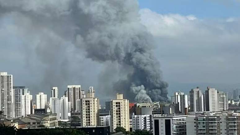 Foto tirada da Mooca mostra o incêndio que acontece na rua Barão de Ladário, no Brás, Centro de SP