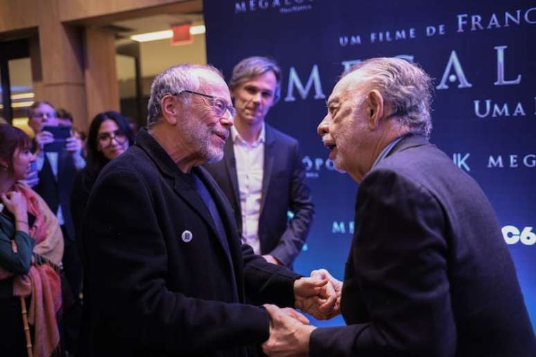 O cineasta Fernando Meirelles conversa com Francis Ford Coppola, diretor de 'Megalópolis', durante pré-estreia do filme em São Paulo