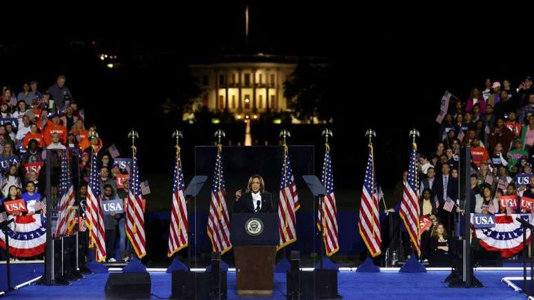 Kamala Harris em discurso no mesmo lugar onde Trump discursou em 6 de janeiro, instantes antes da invasão do Capitólio