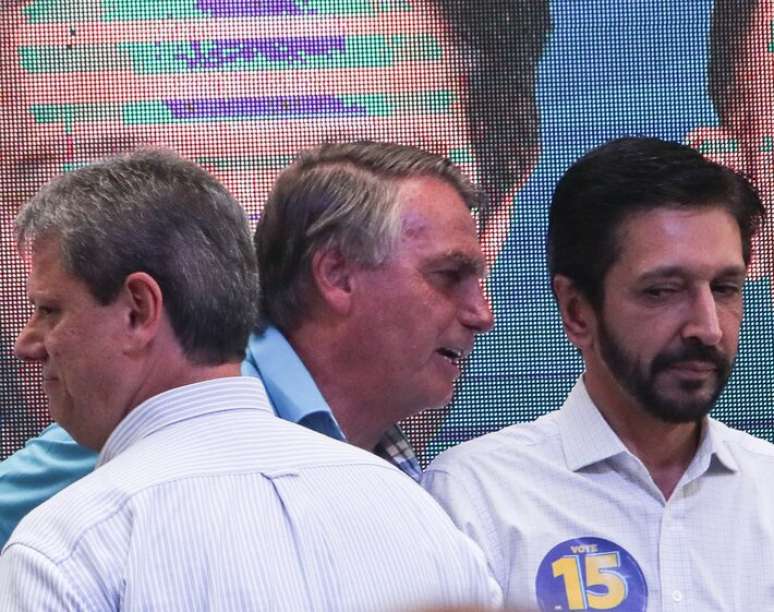 Jair Bolsonaro (centro) durante almoço com Tarcísio de Freitas e Ricardo Nunes no dia 22 de outubro