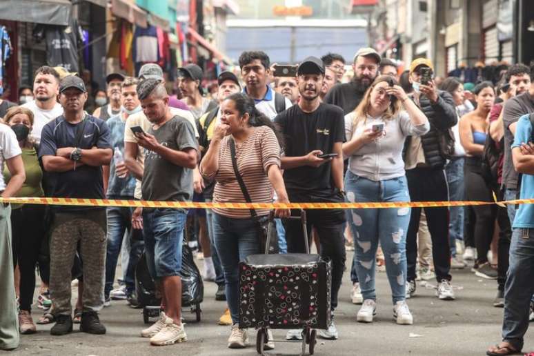 População no entorno da Rua Barão de Ladário, no Brás, onde incêndio atingiu edificação comercial.