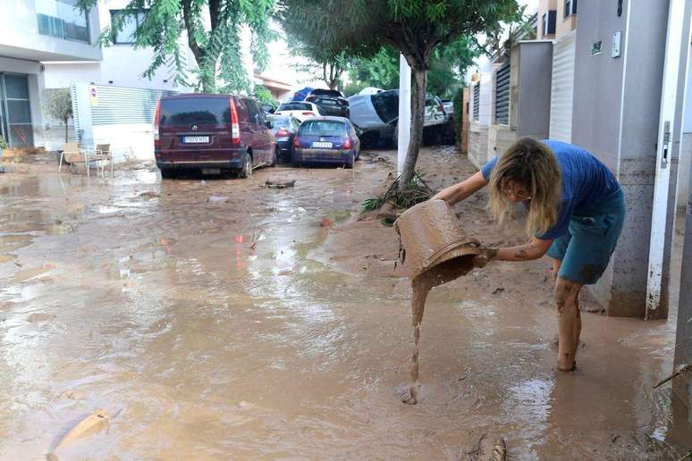 Milhares de pessoas ficaram sem energia ou tiveram suas casas inundadas