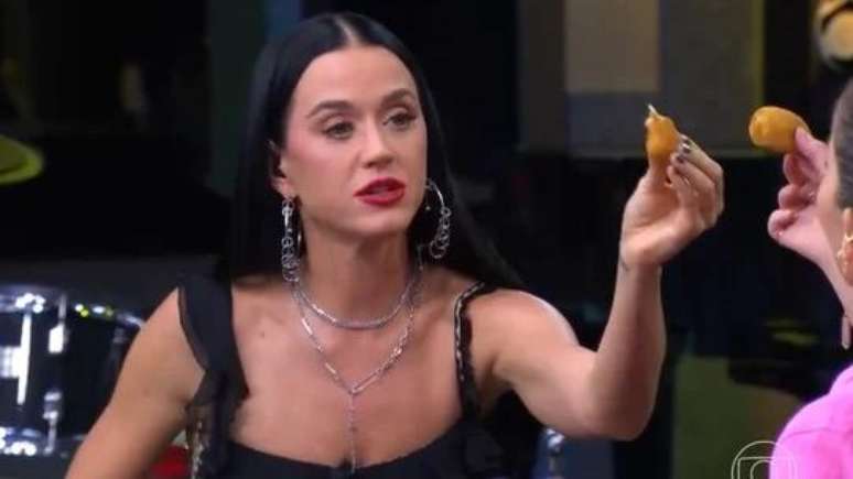 A cantora Katy Perry - famosa pelo talento musical, mas também pela beleza e pela forma física - não resistiu aos quitutes brasileiros quando veio ao Rock in Rio e se debruçou, principalmente, num deles: coxinha de galinha. Foi durante entrevista à repórter Luiza Zveiter no programa de Ana Maria Braga.