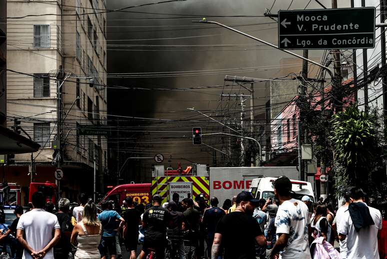 Um incêndio de grandes proporções atinge o Shopping 25 de Março, na Rua Barão de Ladário