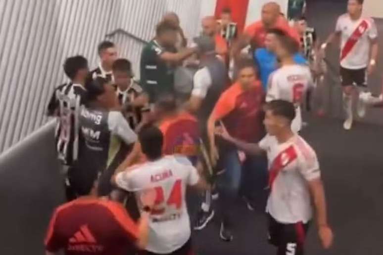 Os jogadores brigaram ao sair do campo e entrar no vestiário