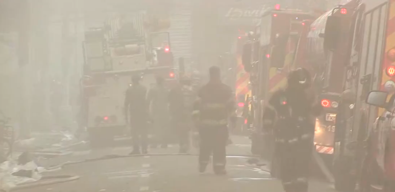 Fumaça tomou conta da rua onde shopping pegou fogo