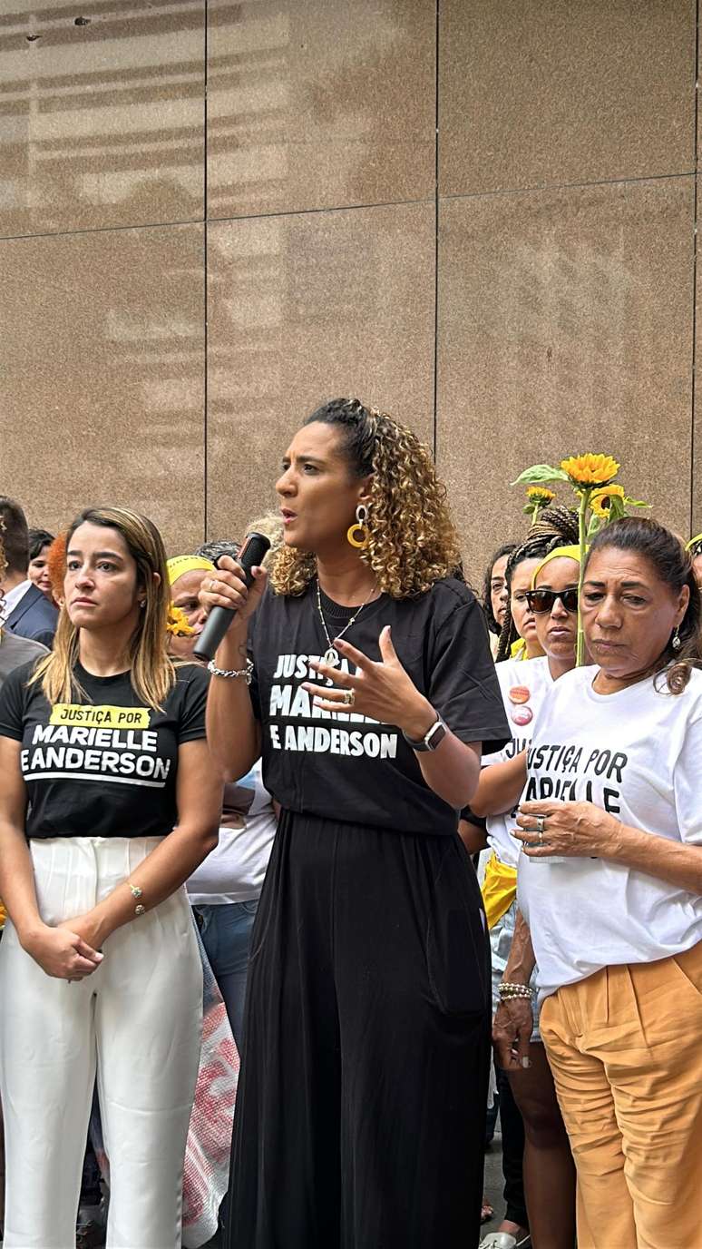 Anielle Franco em ato em frente a tribunal no RJ que pede justiça por Marielle