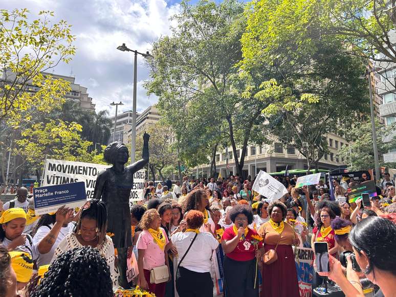 Protestos ocorreram também em frente à estátua da vereadora Marielle Franco, no RJ