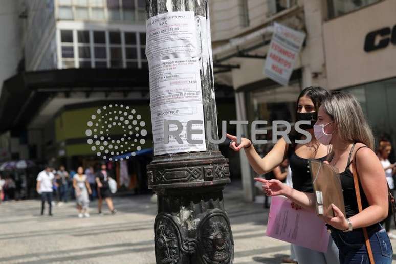 Pessoas procuram emprego no centro de São Paulo
30/09/2020. REUTERS/Amanda Perobelli