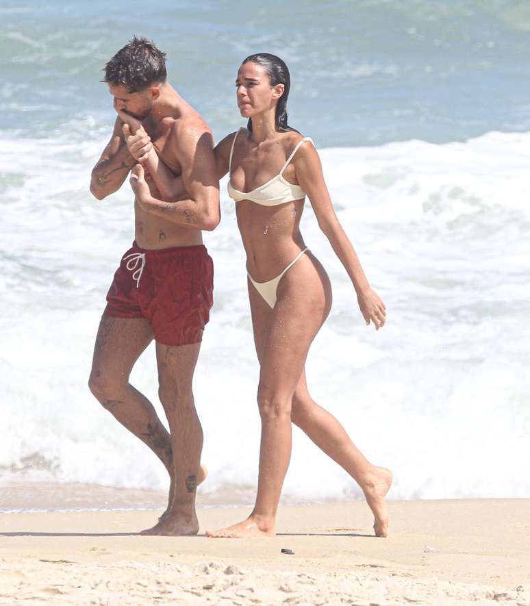 João Guilherme e Bruna Marquezine curtem dia de sol na praia no Rio de Janeiro