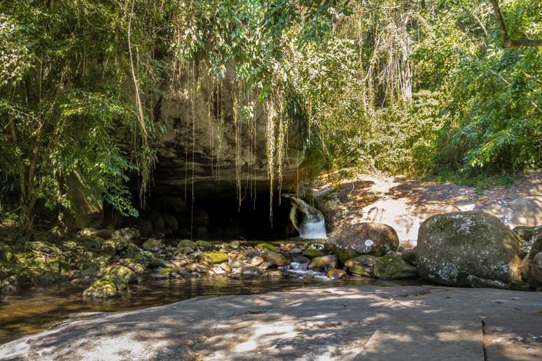 Com uma queda d’água de três metros e um tobogã natural, a Cachoeira da Toca encanta visitantes 