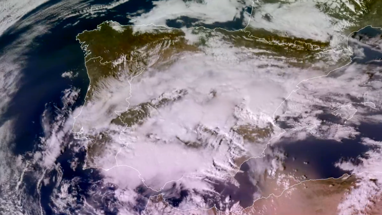 Imagem da Península Ibérica coberta por nuvens do fenômeno Dana